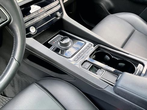 Used 2019 Jaguar F-PACE Premium image 16
