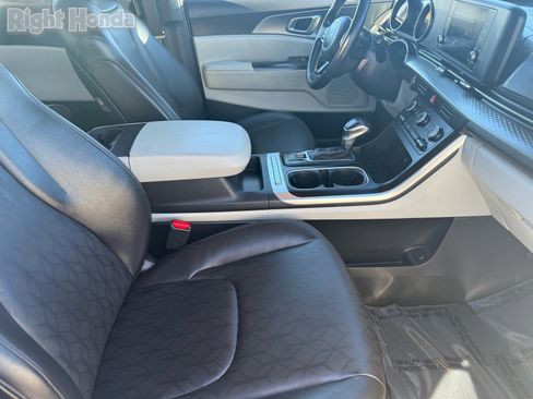 Used 2024 Kia Carnival LX image 30