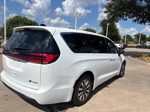 Used 2024 Chrysler Pacifica Limited FWD image 5