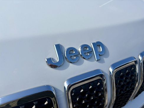 Used 2020 Jeep Cherokee Latitude w/ Cold Weather Group AWD/4WD image 11