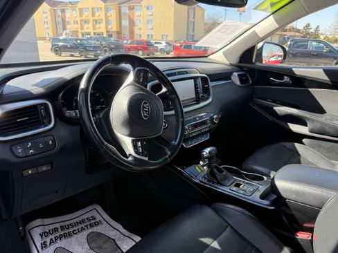 Used 2019 Kia Sorento SX image 12