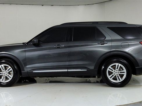 Used 2020 Ford Explorer XLT w/ Equipment Group 202A image 6