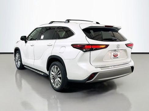 New 2025 Toyota Highlander Platinum image 6