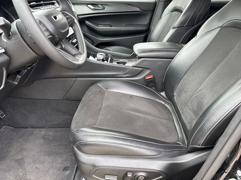 Used 2024 Jeep Grand Cherokee Altitude RWD image 12