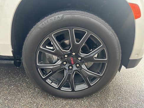 Used 2024 GMC Yukon XL Denali w/ Denali Reserve Package image 15