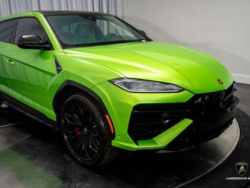 Used 2025 Lamborghini Urus SE image 2
