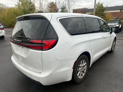 Certified 2024 Chrysler Pacifica Touring-L image 13