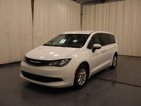 Certified 2023 Chrysler Voyager LX FWD image 5