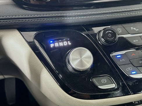 Used 2024 Chrysler Pacifica Touring-L image 25