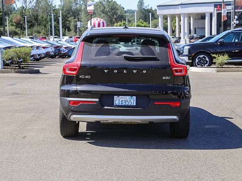 Used 2023 Volvo XC40 B5 Core AWD/4WD image 4
