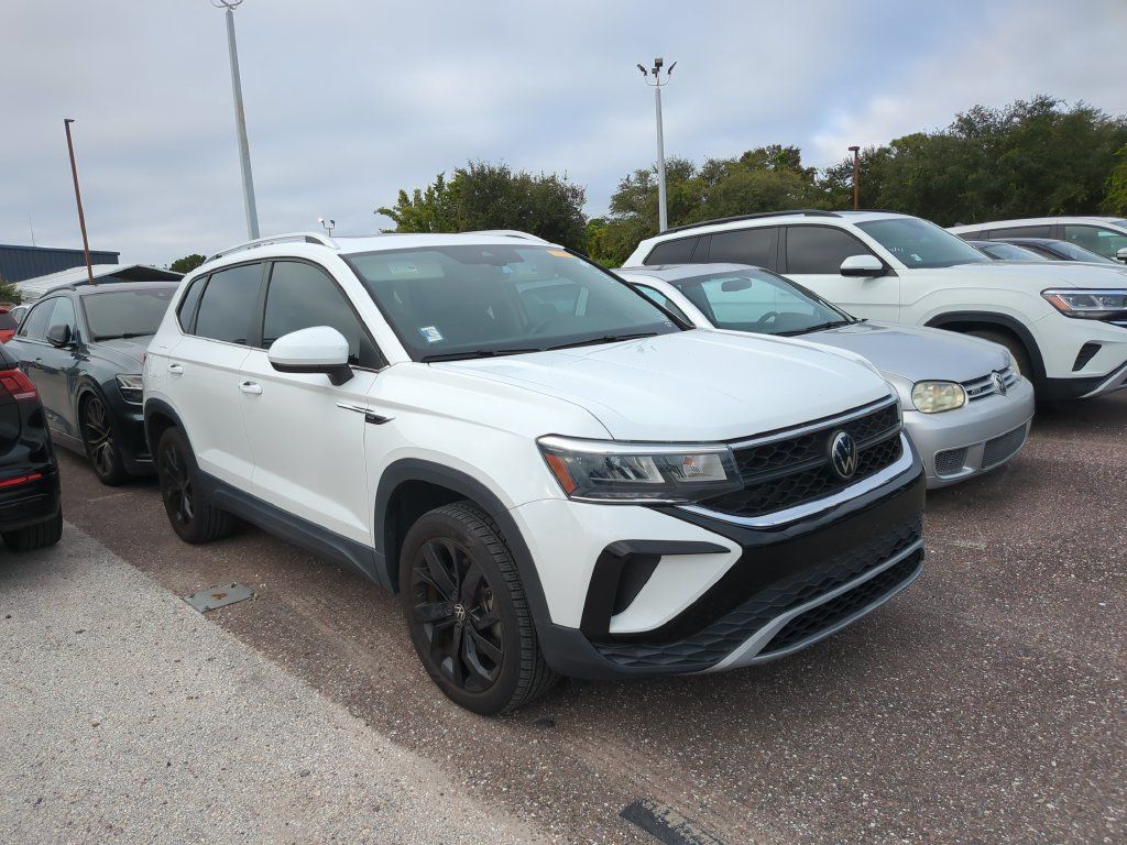 Used 2023 Volkswagen Taos SE w/ Panoramic Sunroof Package FWD image 4