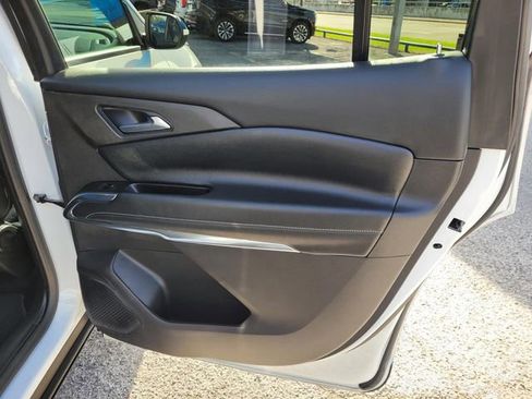Used 2025 Chevrolet Traverse LT image 11