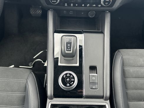 Used 2024 Mitsubishi Outlander SE image 42