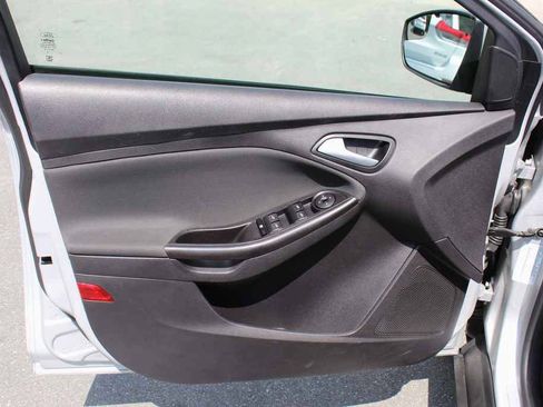 Used 2014 Ford Focus SE w/ SE Sport Package FWD image 11