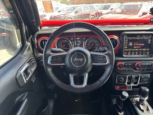 Used 2022 Jeep Wrangler Unlimited Rubicon w/ Cold Weather Group AWD/4WD image 12