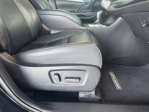 Used 2019 Toyota Highlander XLE FWD image 18