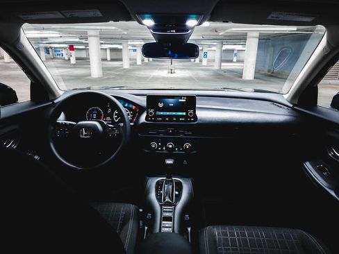 Used 2025 Honda HR-V LX image 3