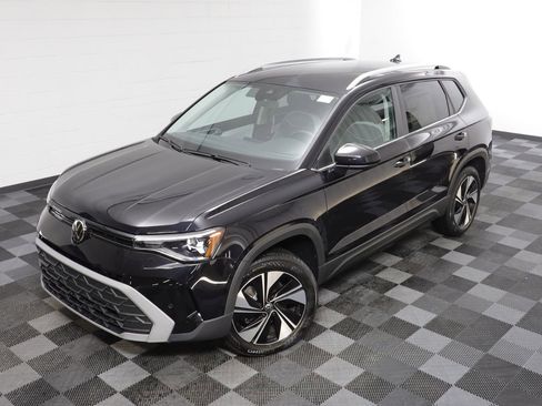 New 2026 Volkswagen Taos SE image 2