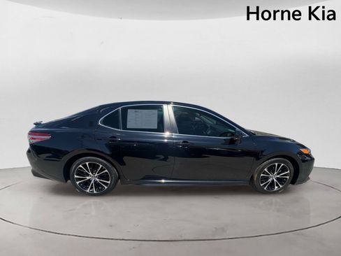 Used 2019 Toyota Camry SE FWD image 3