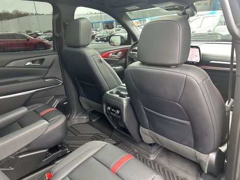 Used 2025 Chevrolet Traverse RS image 50