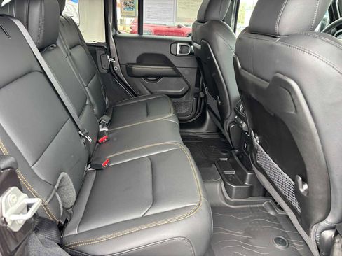 Used 2025 Jeep Wrangler Sahara image 15