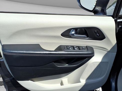 Used 2022 Chrysler Pacifica Touring-L FWD image 18