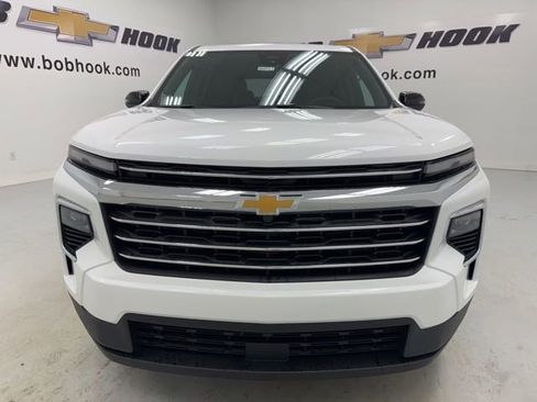 New 2026 Chevrolet Traverse LT w/ Sun and Wheel Package AWD/4WD image 2