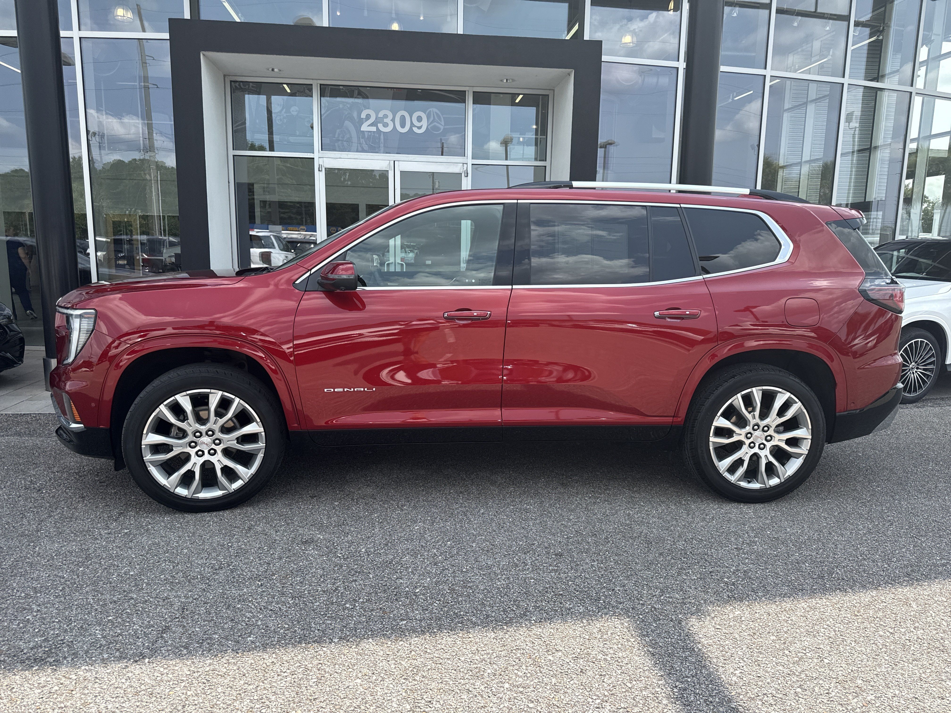Used 2024 GMC Acadia Denali w/ Super Cruise Package FWD image 2