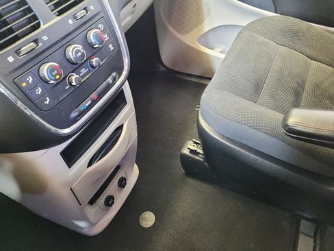 Used 2018 Dodge Grand Caravan SE FWD image 26