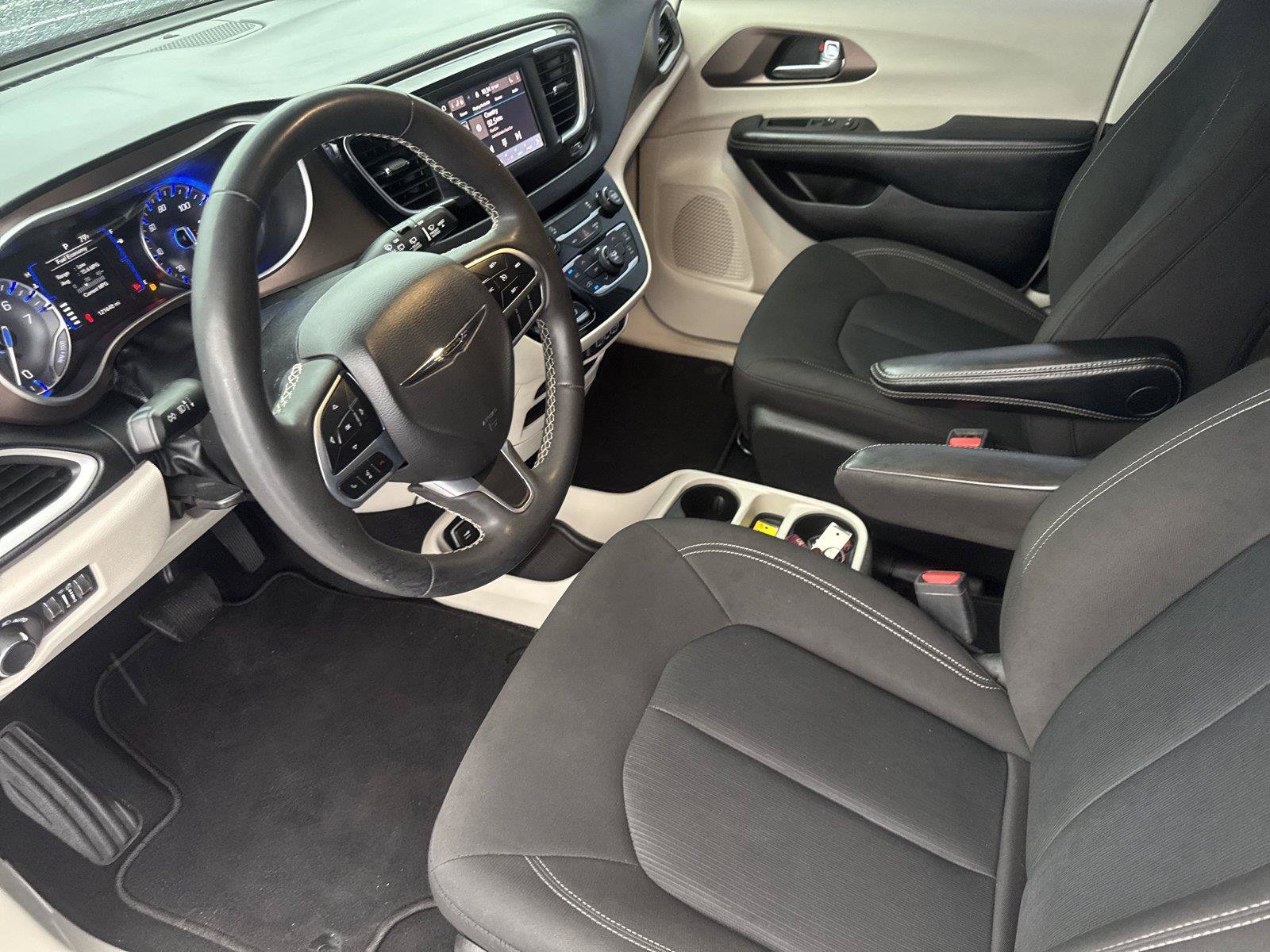 Used 2022 Chrysler Voyager LX FWD image 10