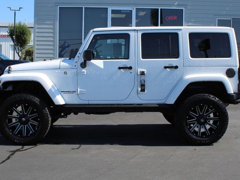 Used 2017 Jeep Wrangler Unlimited Sahara AWD/4WD image 3