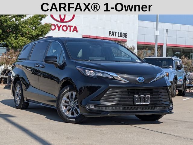 Used 2025 Toyota Sienna XLE FWD image 2