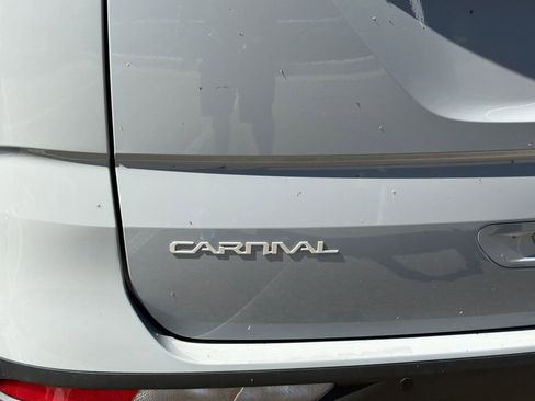 Used 2024 Kia Carnival EX image 7