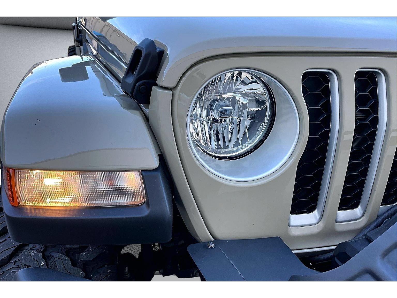 Used 2022 Jeep Gladiator Overland w/ Trailer Tow Package AWD/4WD image 53