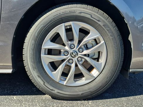 Used 2021 Toyota Sienna XLE image 7