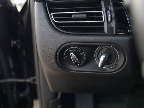 Used 2025 Porsche Macan image 15