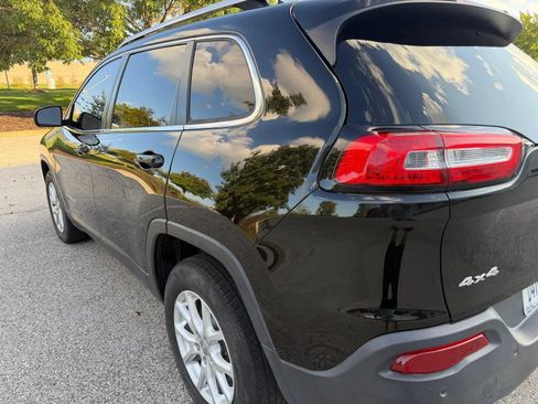 Used 2018 Jeep Cherokee Latitude w/ Safety Group AWD/4WD image 5