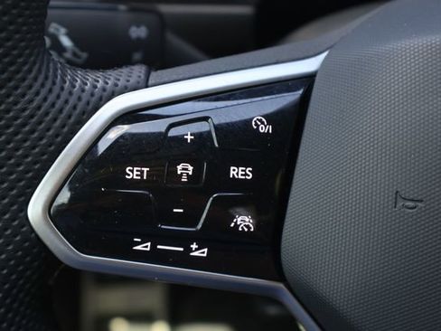 Certified 2022 Volkswagen Tiguan SE R-Line image 20