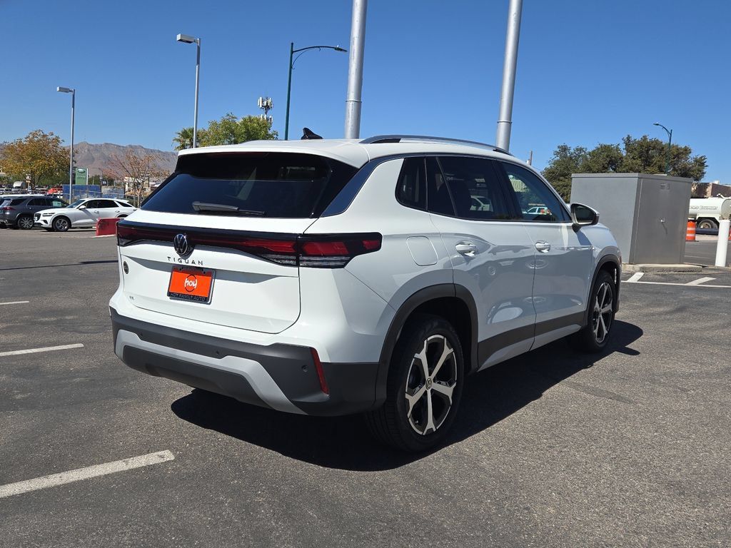 Certified 2025 Volkswagen Tiguan SE FWD image 12