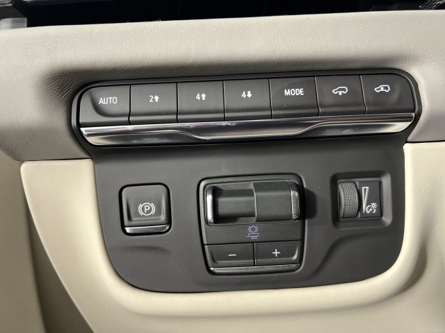 Used 2026 Cadillac Escalade ESV Platinum Sport w/ LPO, ONYX Package AWD/4WD image 18