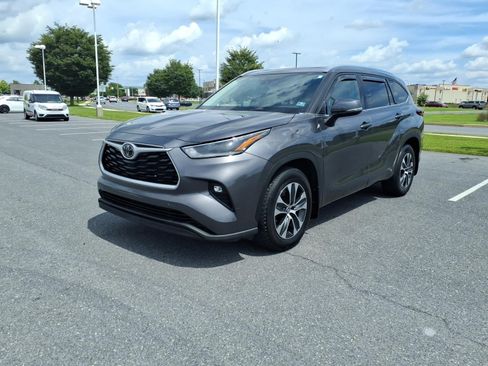 Used 2021 Toyota Highlander XLE AWD/4WD image 1