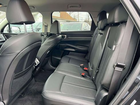 Used 2025 Kia Sorento S image 10