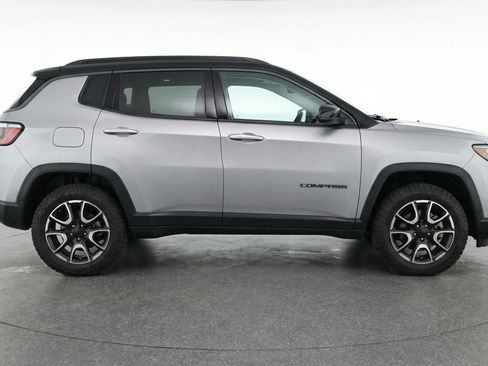 Used 2025 Jeep Compass Trailhawk AWD/4WD image 11