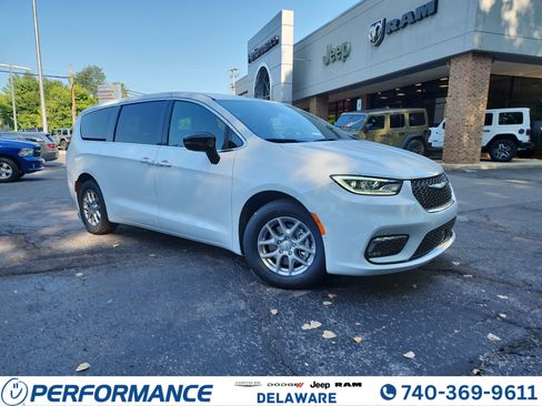 New 2026 Chrysler Pacifica Select image 1