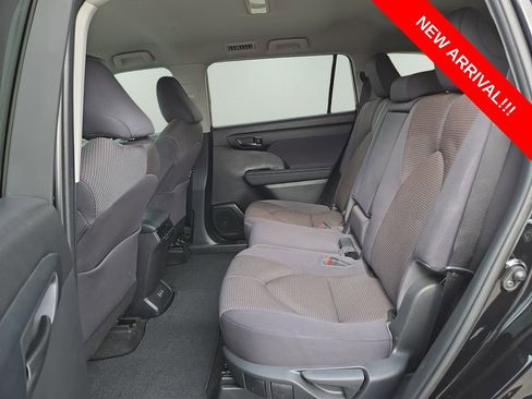 Used 2023 Toyota Highlander L FWD image 12