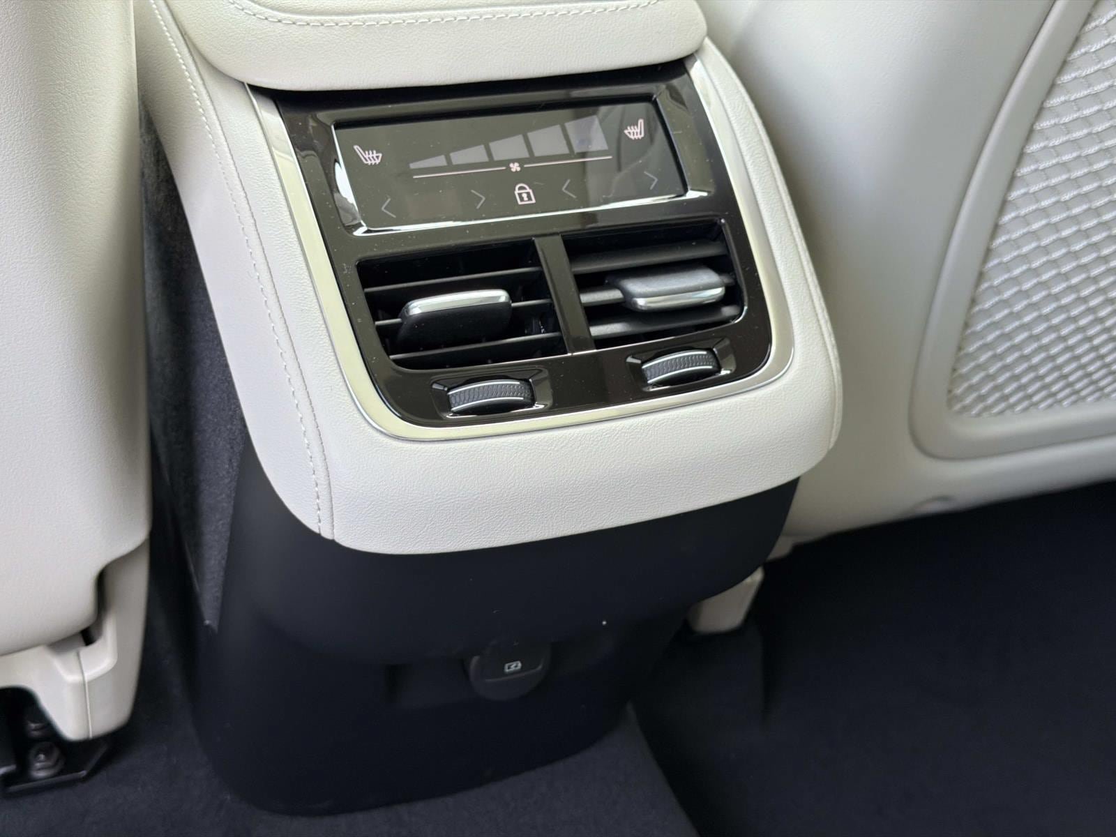 New 2027 Volvo XC90 B6 Ultra AWD/4WD image 10