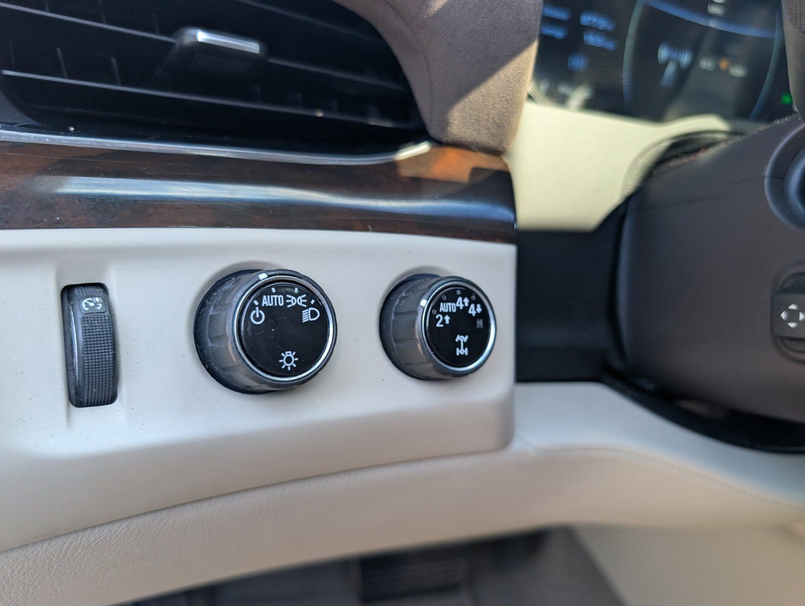 Used 2017 Cadillac Escalade Luxury AWD/4WD image 15