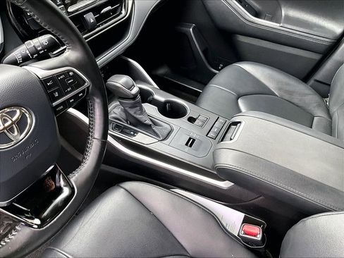 Used 2020 Toyota Highlander XLE image 20