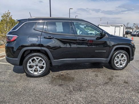 Certified 2025 Jeep Compass Latitude image 21
