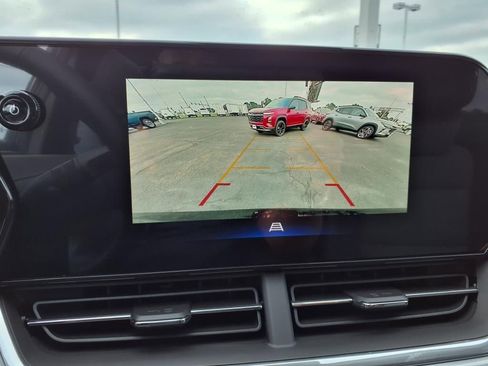 New 2025 Chevrolet Trax LT w/ LT Convenience Package FWD image 16